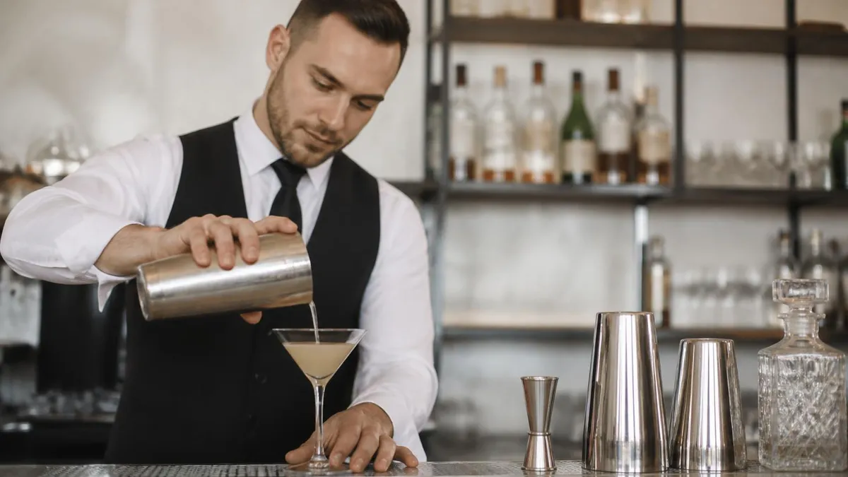 Lady Bartender: A Complete Guide for Women Behind the Bar in 2026