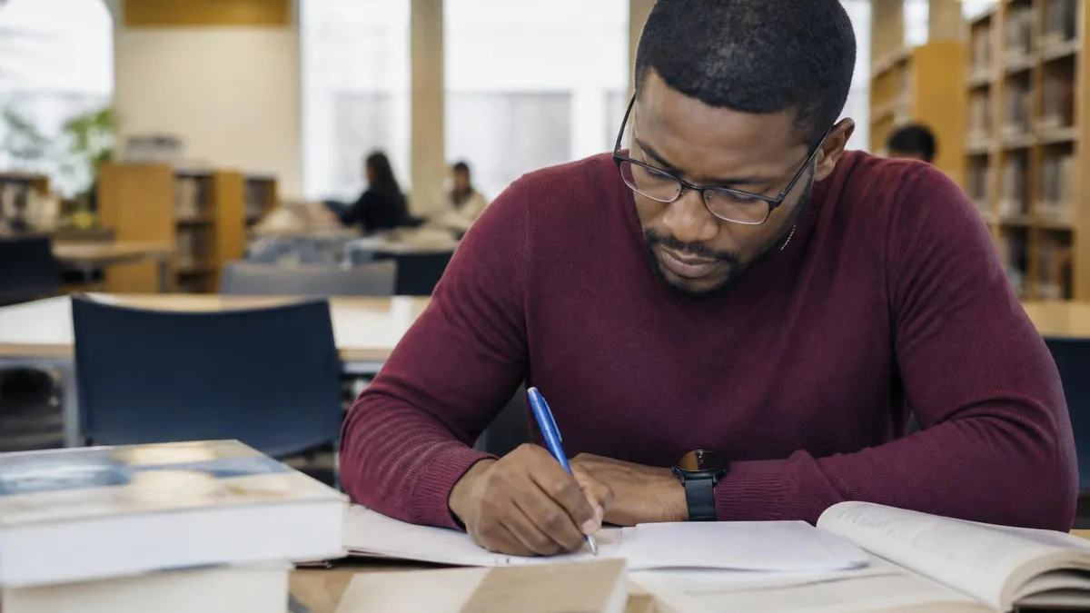 Guia Del Examen GED En California guide for GED en Español - Examen de Equivalencia de Escuela Secundaria exam preparation