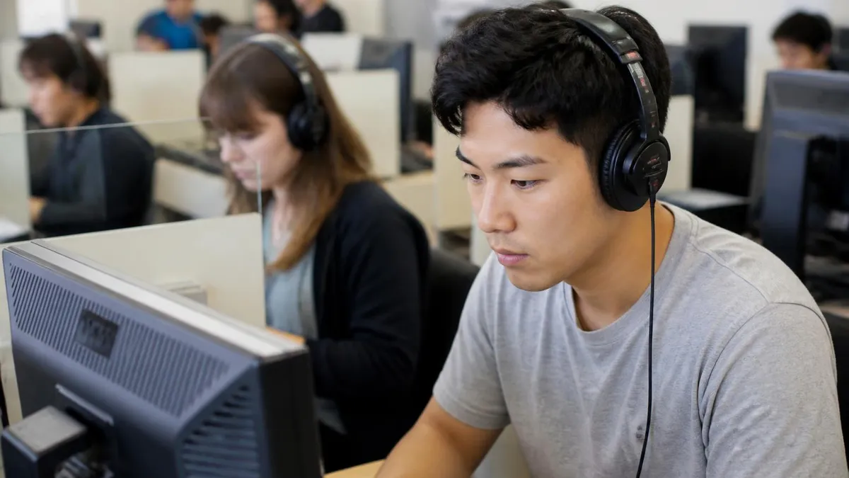 Comparación entre IELTS y TOEFL: ¿Cuál Examen de Inglés Debes Elegir? 2026 June