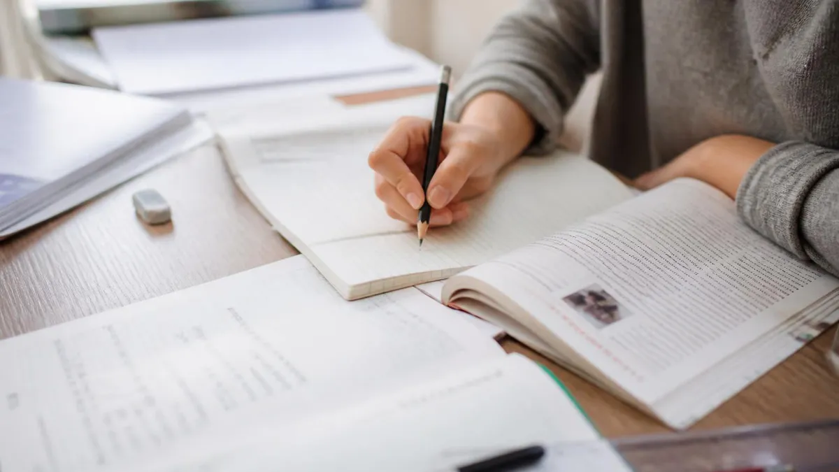 TOEFL en Español - Test of English as a Foreign Language preparacion y registro para el examen toefl study guide illustration
