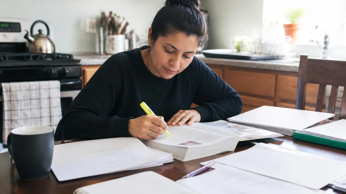 Cursos de HHA en Línea en Español: Guía Completa para Convertirte en Auxiliar de Salud en el Hogar