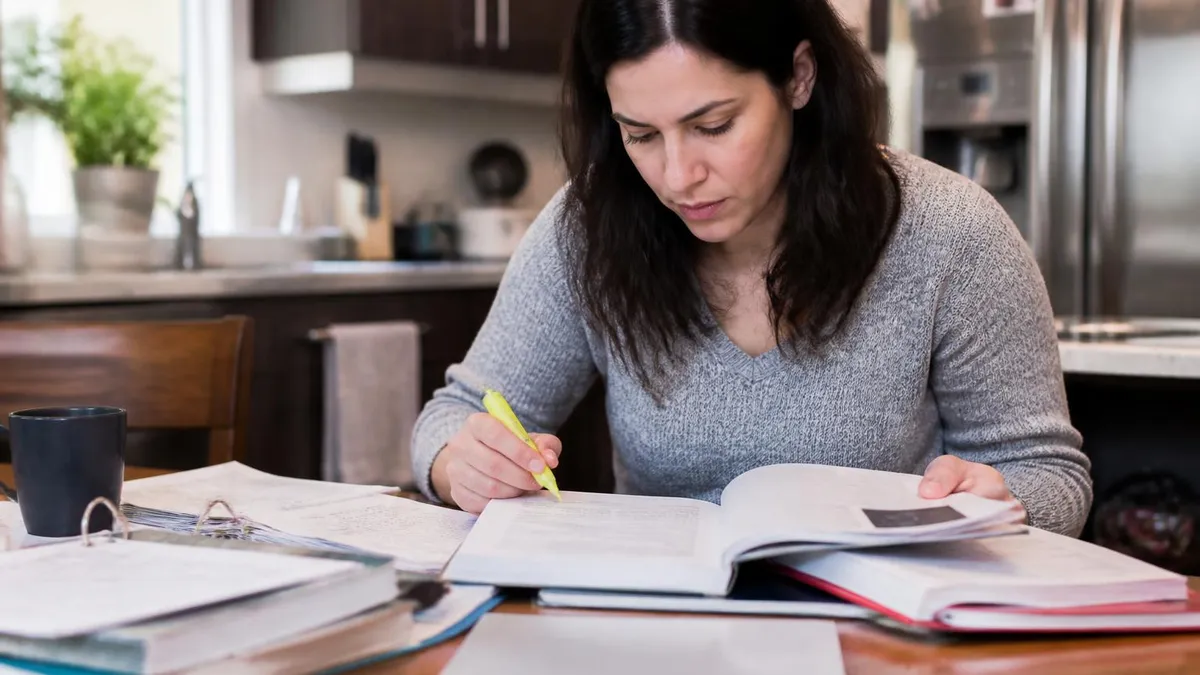 Practice Test - Examen de Bienes Raíces certification study resource