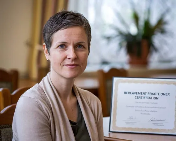 A Medium Shot Of A Bereavement Practitio Wihcho8etucoaqm2kwlrhg 9udiuiays3ugesowrcyp1q 1 R38ea1exdnlif2lze8u5gtsxc4jdpn93bjgg4pgbwg - Certified Bereavement Practitioner study guide