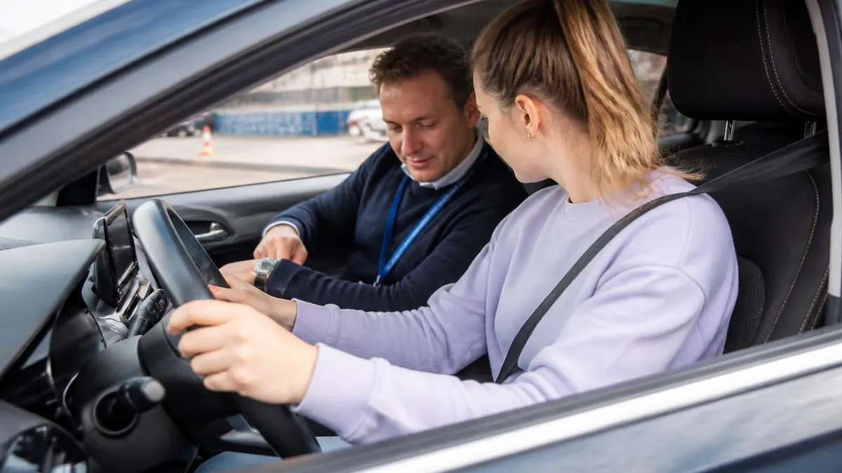 Wat kost een theorie-examen auto? Kosten en vereisten volledig uitgelegd
