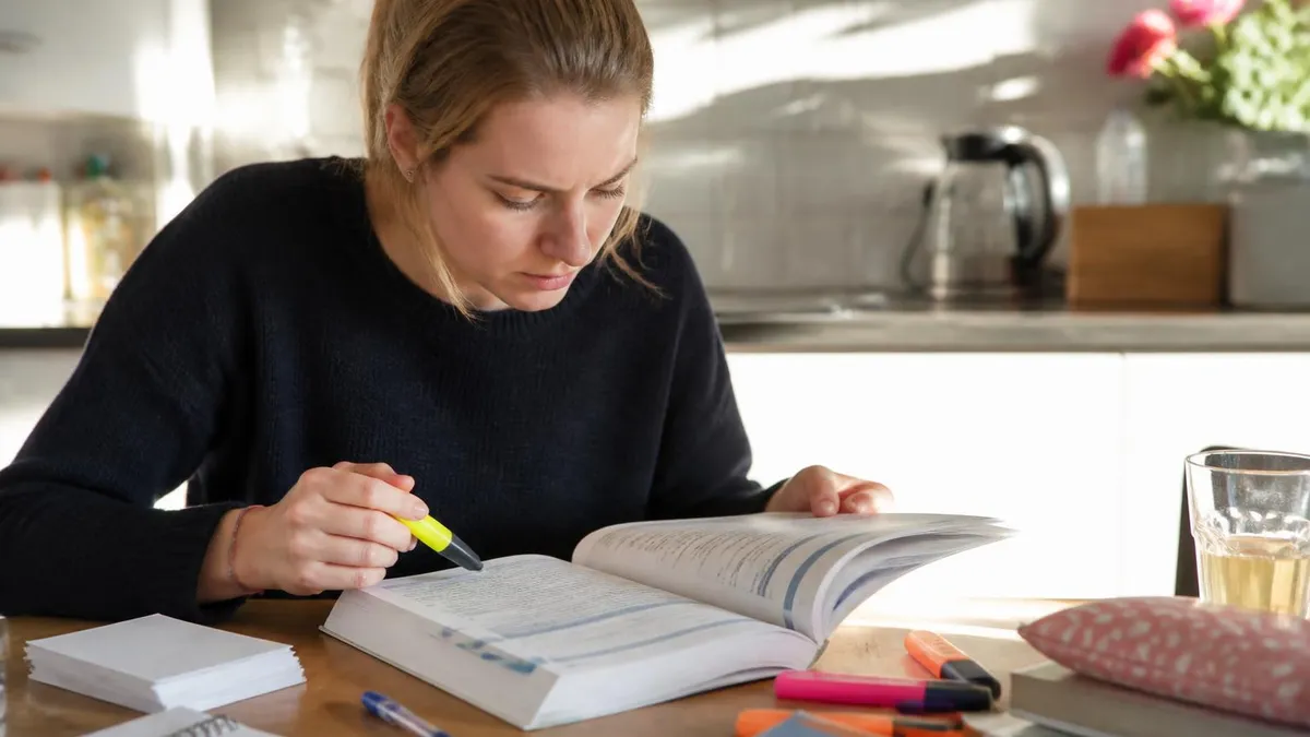 Theorie-examen Oefenen (Auto, Motor, Scooter & Bromfiets) gratis nederlandse theorie examens oefenen study guide illustration