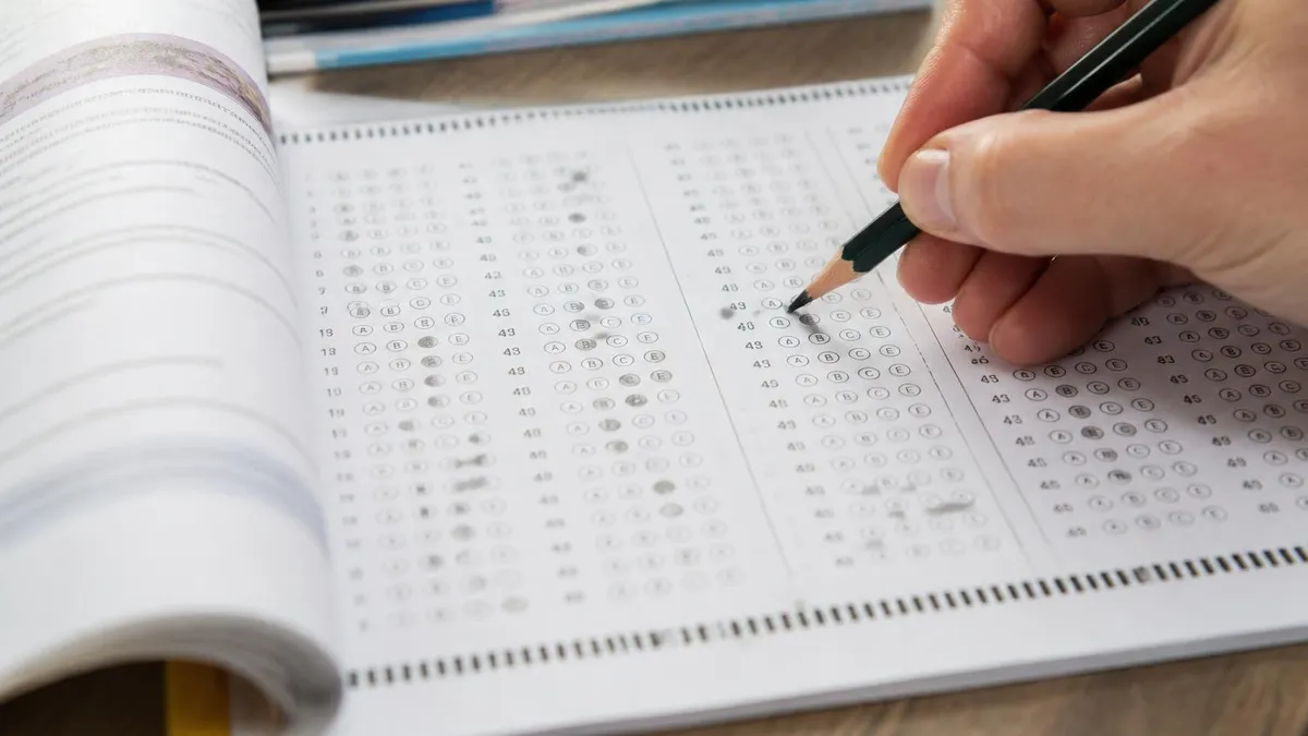 Theorie-examen Oefenen (Auto, Motor, Scooter & Bromfiets) gratis nederlandse theorie examens oefenen study guide illustration